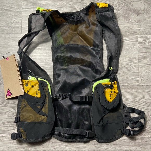 nikelab acg hydration vest